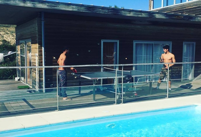 Gabriel Medina joga ping pong na frança surfe (Foto: Reprodução Facebook)