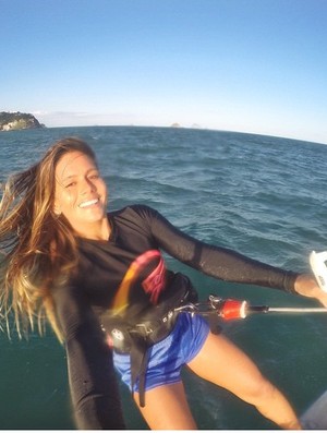 Mila Ferreira vai competir no kitesurfe também entre os homens (Foto: Reprodução/Facebook)