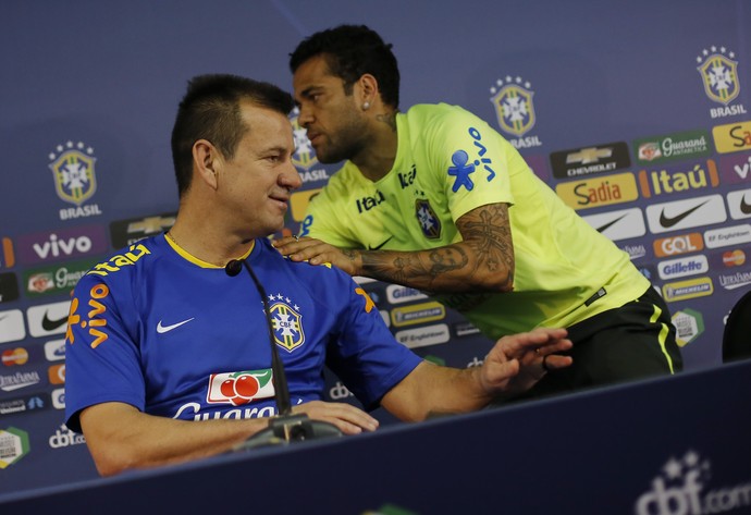 Daniel Alves Dunga coletiva brasil fortaleza (Foto: Leo Correia / Mowa Press)