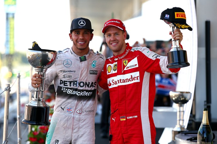 Hamilton, vencedor, e Vettel, terceiro colocado, posam juntos no GP do Japão (Foto: Getty Images)