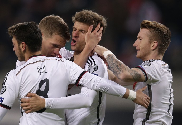 Müller comemora gol pela Alemanha (Foto: AP Photo/Michael Sohn)