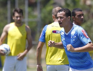 Leandro Damião comemora gol em treino na Toca da Raposa (Foto: Light Press)