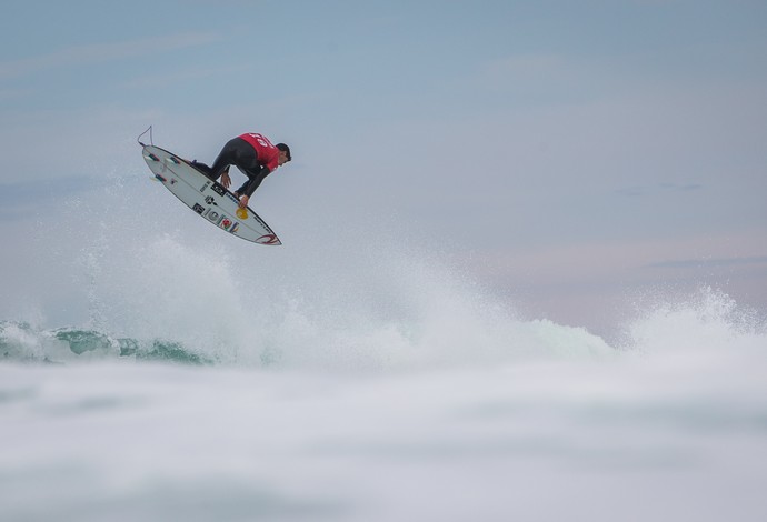 Gabriel Medina faz aéreo incrível e tira nota 10 na França (Foto: Poullenot/Aquashot)