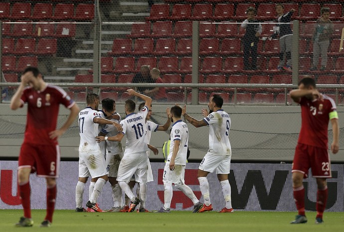 Jogadores da Grécia comemoram e da Hungria lamentam eliminatórias Eurocopa (Foto: REUTERS/Alkis Konstantinidis)