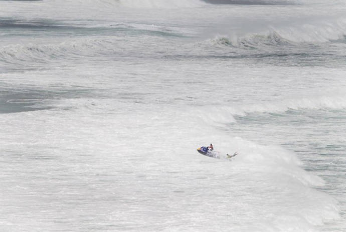 Maya Gabeira puxa Burle com jet ski (Foto: Reprodução)