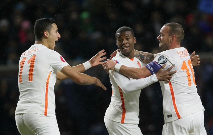 Depay Sneijder Holanda Cazaquistão (Foto: AFP)