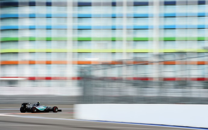 Nico Rosberg em ação no treino classificatório para o GP da Rússia (Foto: Getty Images)