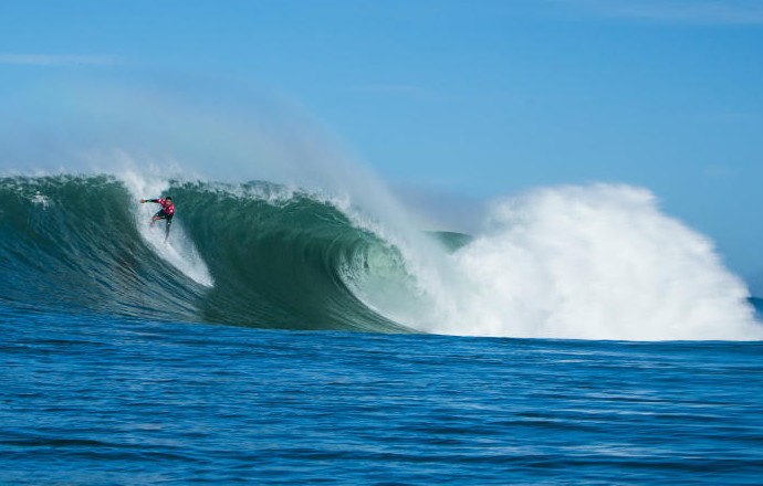 Adriano de Souza o Mineirinho em ação na primeira fase da etapa do Circuito Mundial de Surfe em Hossegor na França  (Foto: WSL/Poullenot/Aquashot)