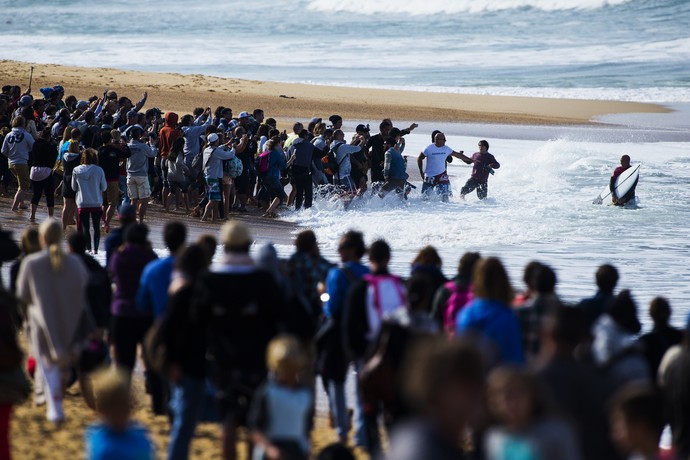 Kelly Slater assediado após perder no round 3 da etapa de Hossegor do Mundial de Surfe (Foto: Poullenot / WSL)