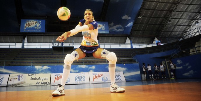 Thaísa volta a treinar com bola (Foto: Marcos Ribolli)