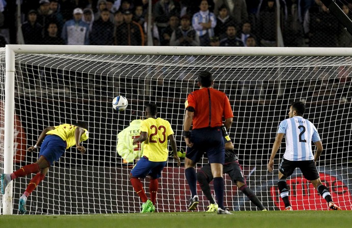 Erazo - Argentina - Equador (Foto: Reuters)