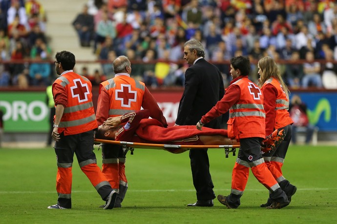 Morata deixa o gramado ainda no primeiro tempo (Foto: CESAR MANSO / AFP)