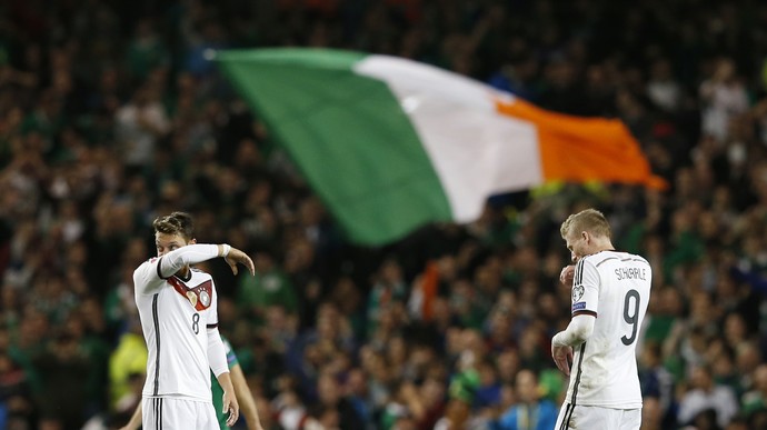 Ozil - Irlanda x Alemanha (Foto: Reuters)