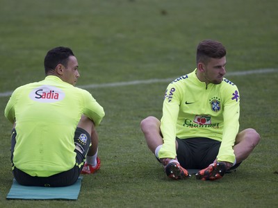 Ricardo Oliveira e Lucas Lima no treino do Brasil em Santiago (Foto: Leo Correa / Mowa Sports)