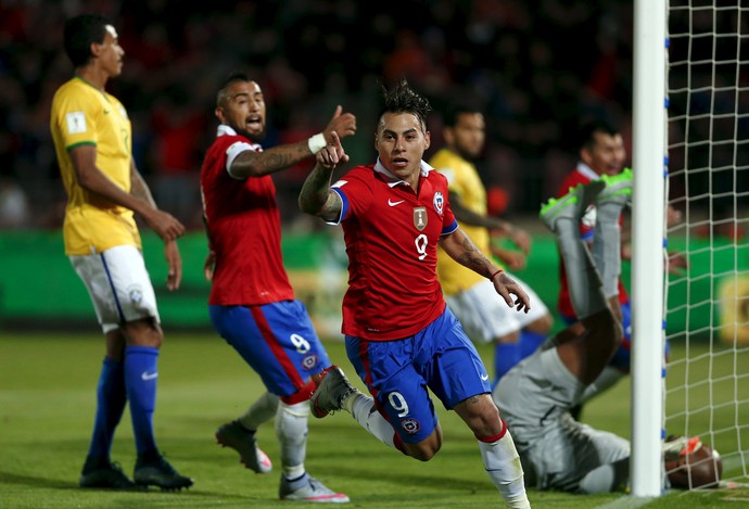 Vargas gol Chile x Brasil Eliminatórias (Foto: Reuters)