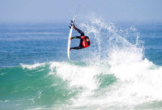 Mineirinho dominou o confronto com Caio Ibelli e Keanu Asing em Hossegor na França (Foto: Dovulgação/WSL)