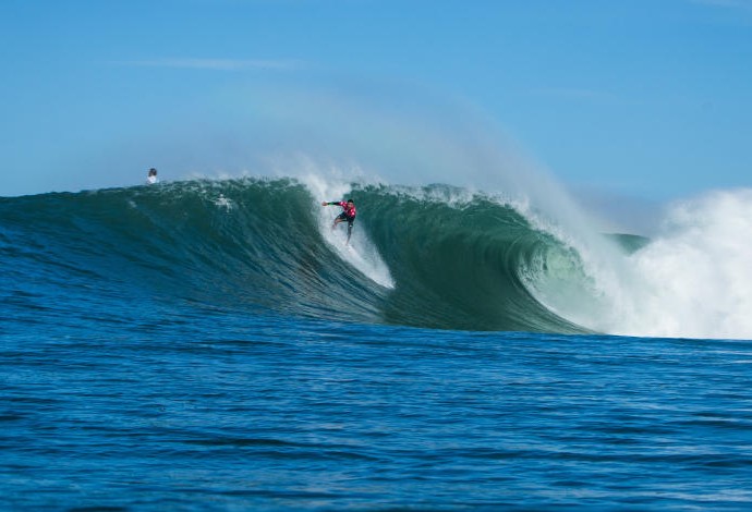 Adriano de Souza o Mineirinho em ação na primeira fase da etapa do Circuito Mundial de Surfe em Hossegor na França  (Foto: WSL/Poullenot/Aquashot)