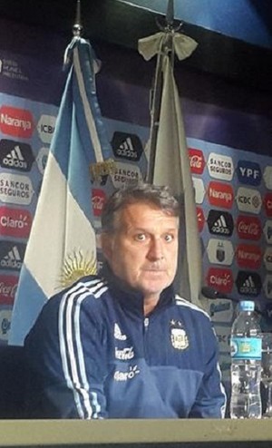 Tata Martino coletiva Argentina Equador (Foto: Twitter Argentina)