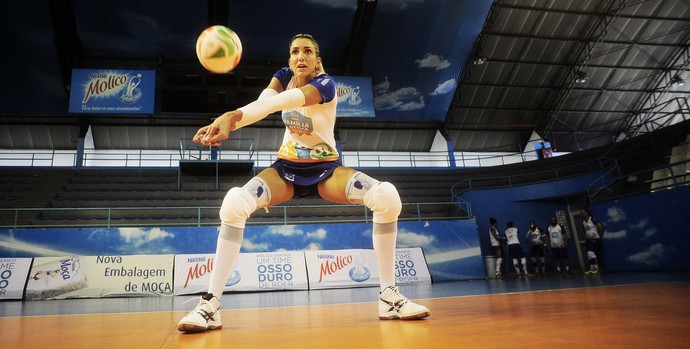 Thaísa volta a treinar com bola (Foto: Marcos Ribolli)