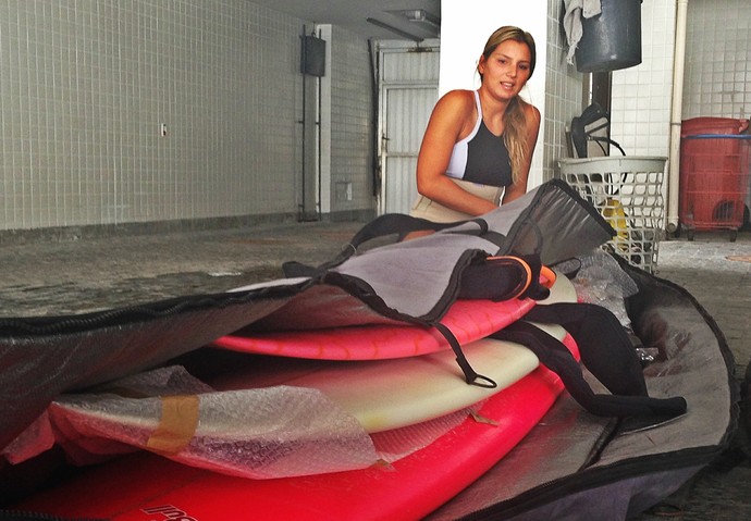 Maya Gabeira arruma os últimos detalhes antes da vitória (Foto: Rafael Honório)