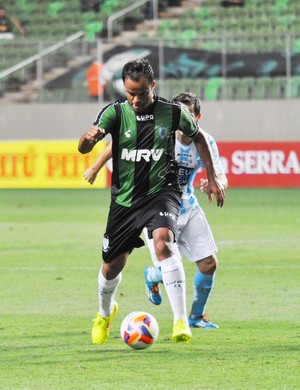 Mancini em ação contra o Macaé (Foto: Divulgação/América-MG)