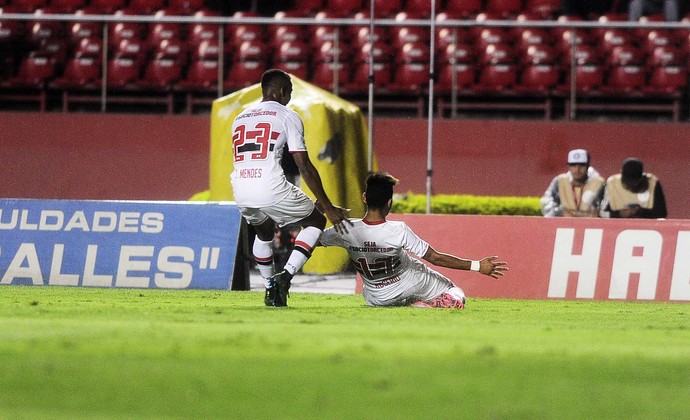 São Paulo x Atlético-PR Thiago Mendes Rogério (Foto: Marcos Ribolli)