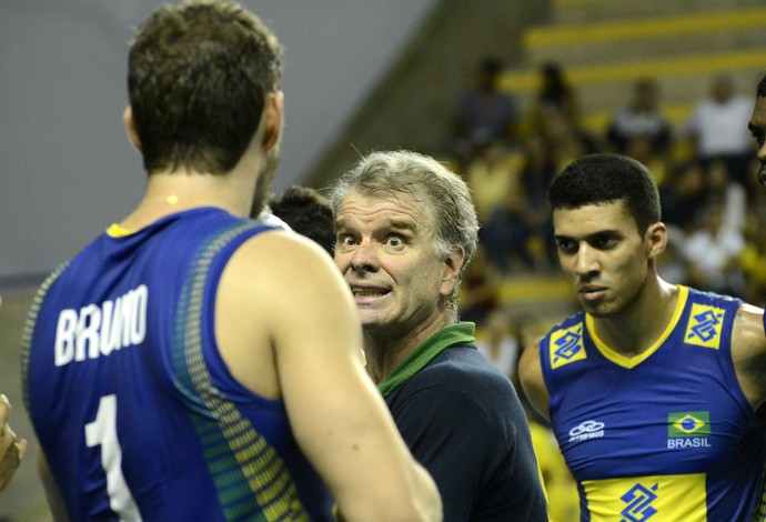 Bruninho recebe orientações do pai, o técnico Bernardinho, durante jogo contra o Chile (Foto: Alexandre Arruda/CBV)