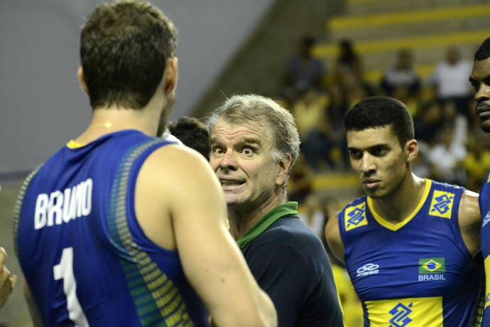 Bruninho recebe orientações do pai, o técnico Bernardinho, durante jogo contra o Chile (Foto: Alexandre Arruda/CBV)