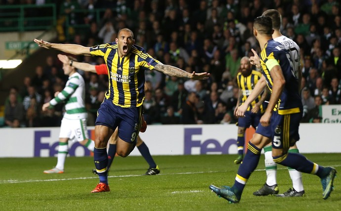 Fernandão faz dois gols Fenerbahrçe (Foto: Reuters)