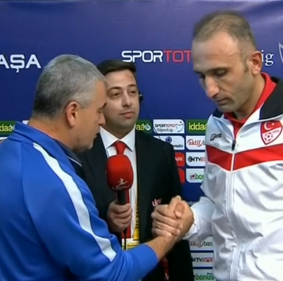 Riza Calimbay, técnico do Kasimpasa, e árbitro Deniz Coban (Foto: Reprodução/SporTV)