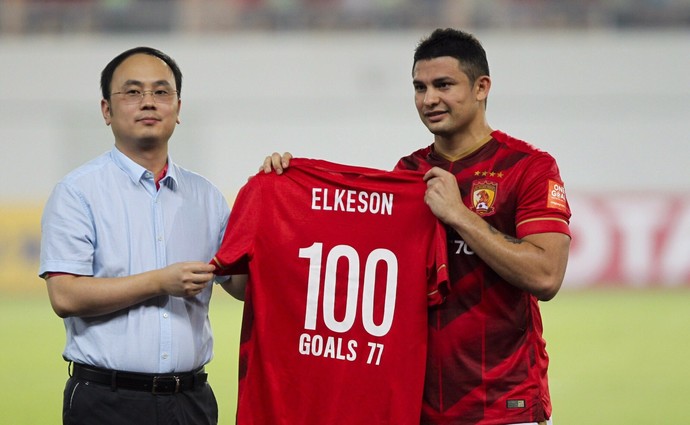 Elkeson homenagem Guangzhou Evergrande (Foto: Divulgação)