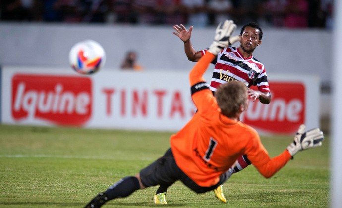 Lelê Santa Cruz x Bragantino Série B (Foto: Aldo Carneiro / Pernambuco Press)