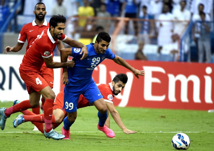  Ailton em disputa de lance Majed Hassan - Al-Hilal x Al Ahli (Foto: FAYEZ NURELDINE / AFP)