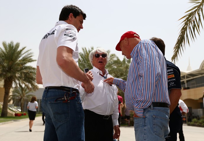 Bernie Ecclestone, entre Toto Wolff e Niki Lauda, no GP do Bahrein (Foto: Getty Images)