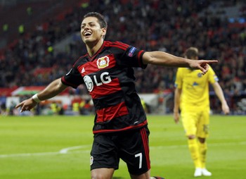 Chicharito marcou um dos gols do Bayer Leverkusen (Foto: Reuters)