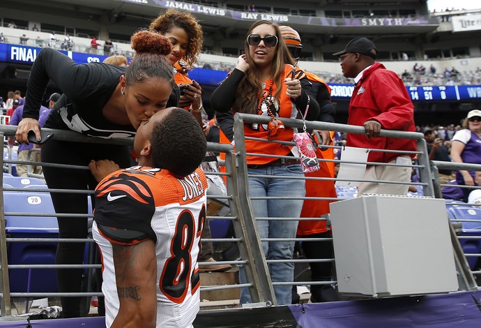 O recebedor Marvin Jones, do Cincinnati Bengals, beija sua mulher Tishana Holmes (Foto: Rob Carr/Getty Images)