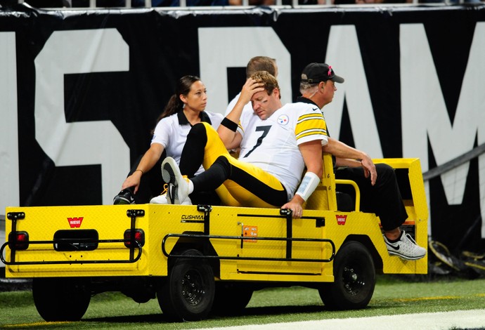 Big Ben sai de carrinho direto para o vestiário depois de se machucar (Foto: Reuters)