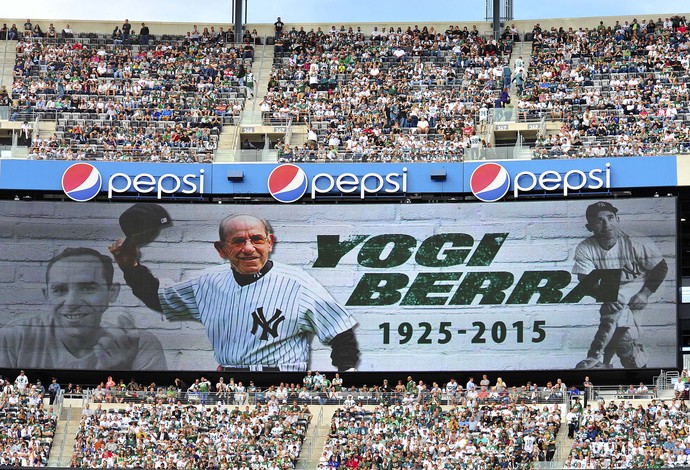 Homenagem a Yogi Berra no jogo entre Jets e Eagles (Foto: Reuters)