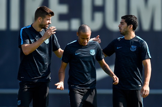 Neymar durante o treino do Barça ao lado de Piqué e Suárez (Foto: David Ramos/Getty Images)