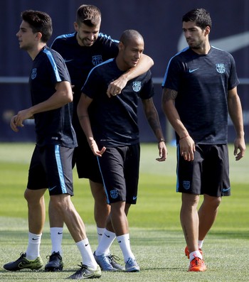 Neymar e Piqué treino do Barcelona (Foto: Sergio Perez / Reuters)