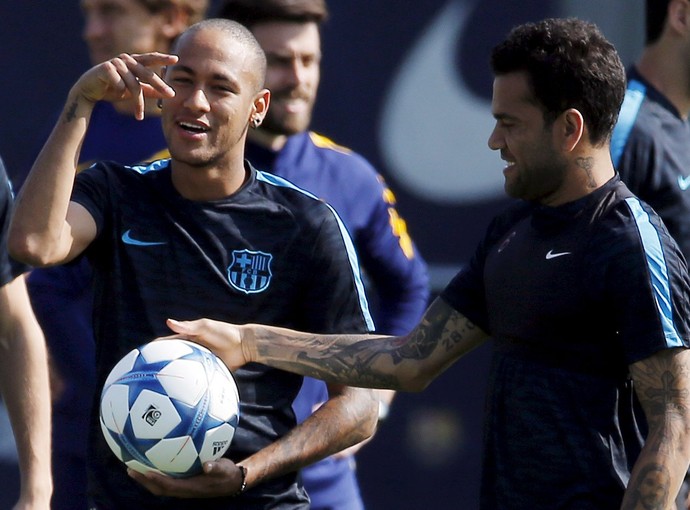 Neymar e Daniel Alves treino do Barcelona (Foto: Sergio perez / Reuters)