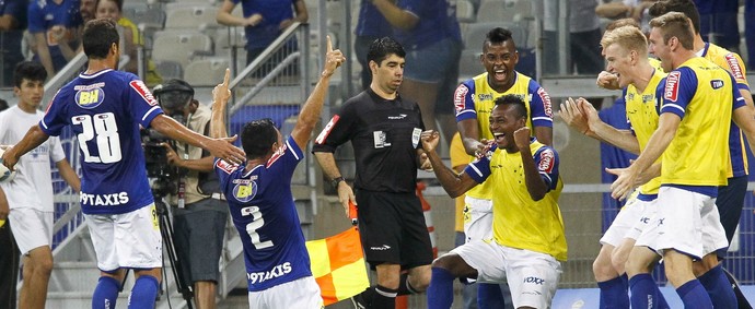 Jogadores do Cruzeiro comemora gol contra o Coritiba (Foto: Washington Alves/Light Press)