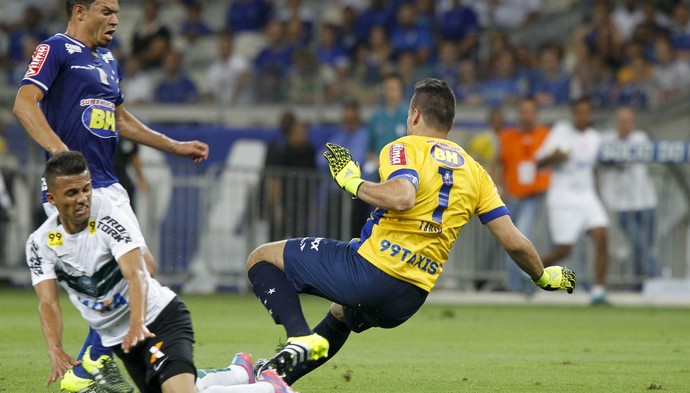 Fábio e Ceará disputam bola contra Guilherme, do Coritiba (Foto: Washington Alves/Light Press)