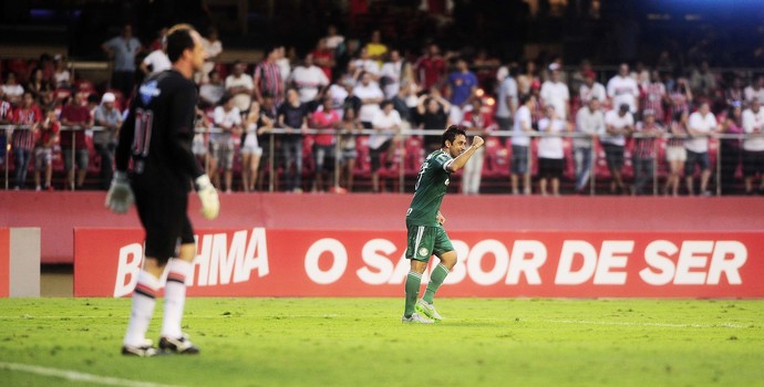 Rogério Ceni lamenta, e Robinho comemora (Foto: Marcos Ribolli)