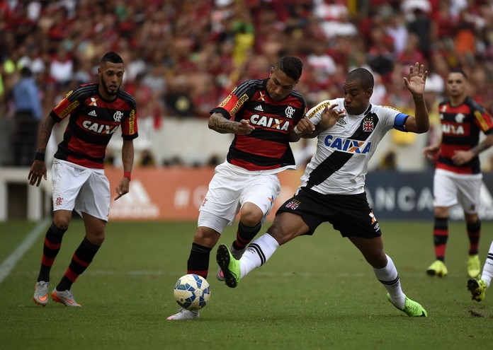 Guerrero disputa bola com Rodrigo (Foto: André Durão)