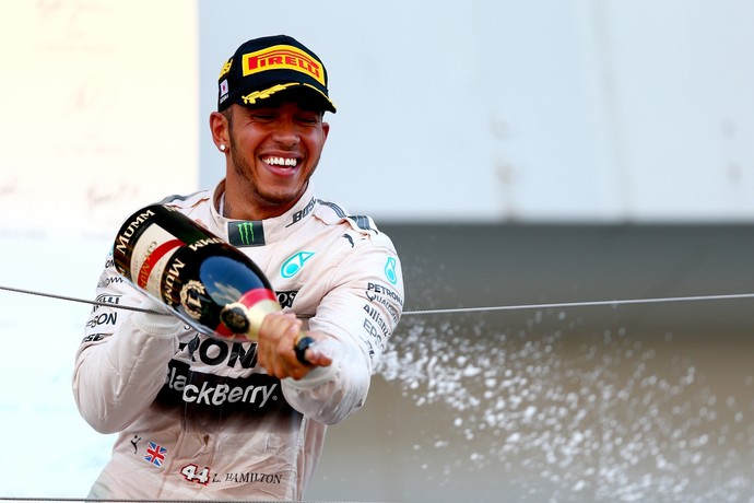 Lewis Hamilton celebra vitória em Suzuka, que o deixou com mesmo número de triunfos do ídolo Senna (Foto: Getty Images)