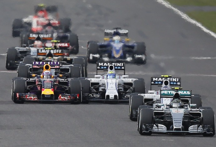 Daniel Ricciardo e Felipe Massa se tocam na largada do GP do Japão (Foto: Reuters)