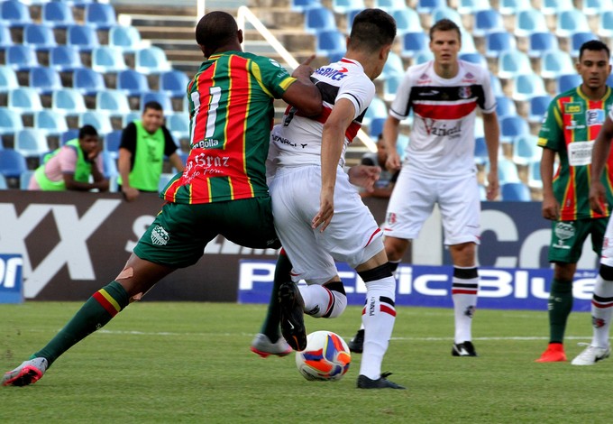 Sampaio e Santa Cruz ficaram no empate sem gols no Castelão (Foto: Biaman Prado / O Estado)