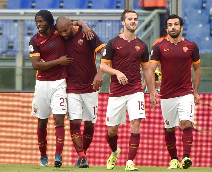 Gervinho comemora gol Maicon Roma x Carpi (Foto: EFE/ETTORE FERRARI)