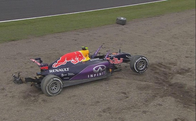 RBR de Daniil Kvyat ficou em pedaços após forte acidente em treino classificatório em Suzuka - GP do Japão (Foto: Reprodução)